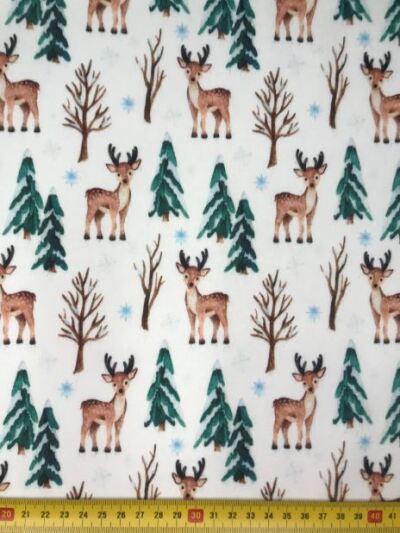 Hirsche_mit_Weihnachtsbaeumen