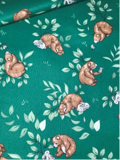 Gruene_Baeren_auf_der_Wiese